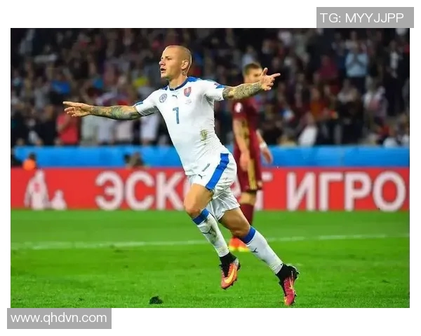 足球ck：探索足球文化的深度与广度，解读球迷心声与赛事背后的故事